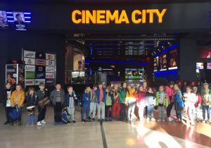 Uczniowie z klasy 1a w kinie Cinema City pozują do zdjęcia grupowego.